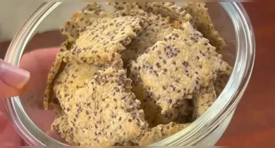 Imagem ilustrativa da notícia: Sem glúten e sem ovos: faça cream cracker crocante com apenas 2 ingredientes