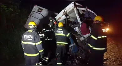 Imagem ilustrativa da notícia: Ônibus com atletas bate em caminhão e deixa um morto no Pará