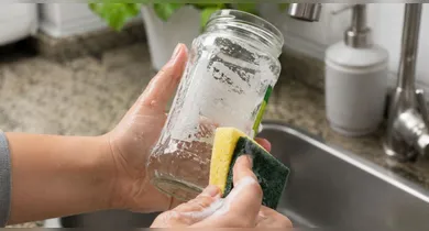 Imagem ilustrativa da notícia: Truque simples ajuda a remover cola de rótulos de potes sem esforço