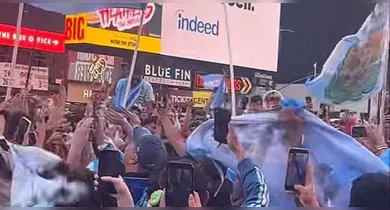 Imagem ilustrativa da notícia: Argentina faz festa na Times Square, exalta Messi e provoca o Brasil após estreia