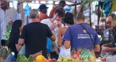 Imagem ilustrativa da notícia: Shawn Mendes e Bruna Marquezine passeiam em feira do Rio de Janeiro