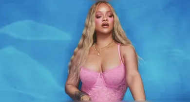 Imagem ilustrativa da notícia: Rihanna encanta fãs com ensaio de lingerie em tom de rosa