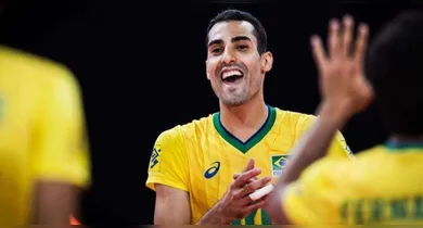 Imagem ilustrativa da notícia: Douglas do Vôlei ganha 'beijão' do noivo após retorno à seleção