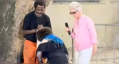Imagem ilustrativa da notícia: VÍDEO: Baby do Brasil se ajoelha e ora com homem em situação de rua