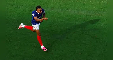 Imagem ilustrativa da notícia: França goleia Suécia com show de Mbappé e avança às oitavas da Copa