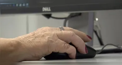Imagem ilustrativa da notícia: Tecnologia protege quem? Idosos enfrentam barreiras digitais