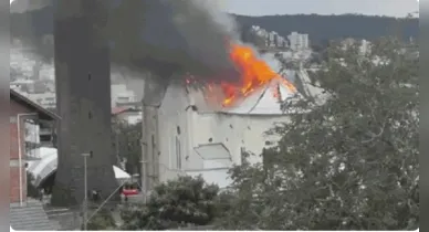 Imagem ilustrativa da notícia: Imagem de Cristo permanece intacta após incêndio destruir igreja no RS