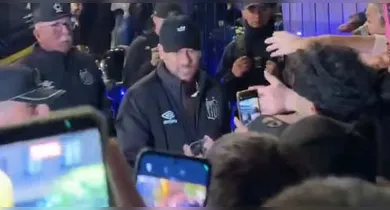 Imagem ilustrativa da notícia: Vídeos: Neymar chega à Argentina e é ovacionado pelos hermanos