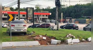 Imagem ilustrativa da notícia: Carro invade canteiro em rotatória na avenida Júlio César em Belém