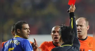 Imagem ilustrativa da notícia: Copa 2010: Brasil começa bem, mas sucumbe à Holanda e adia sonho