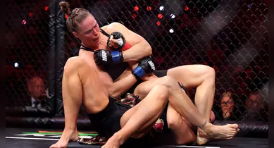 Imagem ilustrativa da notícia: Ronda Rousey retorna ao MMA e finaliza Gina Carano em 15 segundos