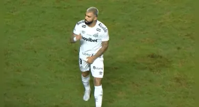 Imagem ilustrativa da notícia: Gabigol marca, faz gesto obsceno e é expulso na vitória do Santos