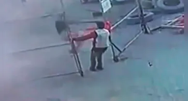 Imagem ilustrativa da notícia: Trabalhador salva colega da morte com uma voadeira certeira