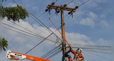 Imagem ilustrativa da notícia: Poste tomba após colisão e deixa fios espalhados em rua em Belém
