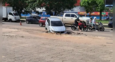 Imagem ilustrativa da notícia: VÍDEO: carro cai em cratera em via de Ananindeua