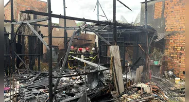 Imagem ilustrativa da notícia: VÍDEO: incêndio atinge vila e destrói casas em Belém