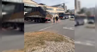 Imagem ilustrativa da notícia: Vídeo: caminhão derruba poste e atinge prédio do jornal O Tempo em MG