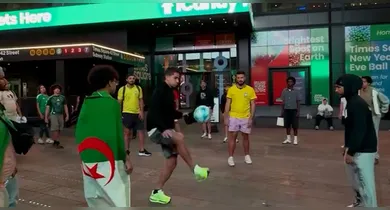 Imagem ilustrativa da notícia: Jogador do Remo joga futebol com torcedores na Times Square; veja o vídeo