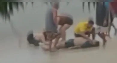 Imagem ilustrativa da notícia: Vídeo: casal é atingido por descarga elétrica em praia de Outeiro, em Belém