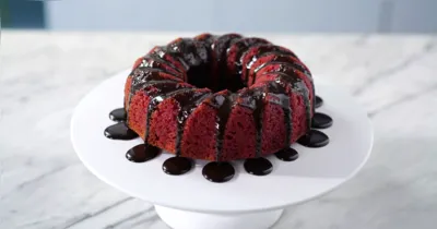 Bolo de beterraba sem glúten se destaca pela cor intensa, textura fofa e uso estratégico de farinhas alternativas.