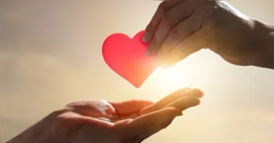 Movimentação da Lua entre Sagitário e Capricórnio marca período de mudanças emocionais e possíveis novos romances para três signos, segundo previsões astrológicas.