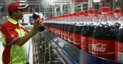 Coca-Cola aposta em embalagens menores para driblar a inflação e manter o consumo frequente mesmo com o bolso mais apertado do consumidor.