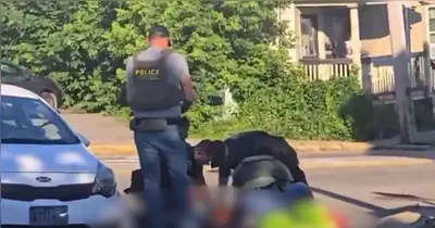 O homem foi atingido por disparos durante uma operação conduzida por agentes