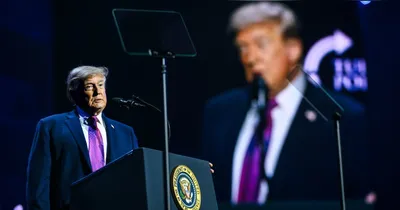 Donald Trump foi retirado de evento em hotel após sons de disparos; autoridades afirmam que ele está seguro