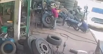O trabalhador fazia o reparo no pneu quando o equipamento estourou com força. O impacto da explosão atingiu diretamente uma das mãos do profissional.