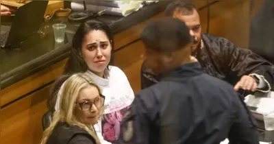 A mãe do pequeno Henry Borel vira o rosto quando fotos da necropsia foram mostradas
