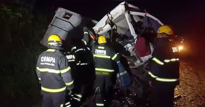 Colisão entre caminhão boiadeiro e ônibus que transportava atletas interditou a BR-010 durante a madrugada, em Ulianópolis.