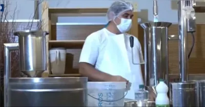 Batedores de açaí participam de treinamento gratuito na Casa do Açaí para garantir a produção segura do alimento.