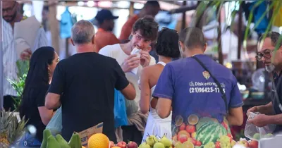 Shawn Mendes e Bruna Marquezine foram flagrados durante passeio em uma feira na Zona Sul do Rio.