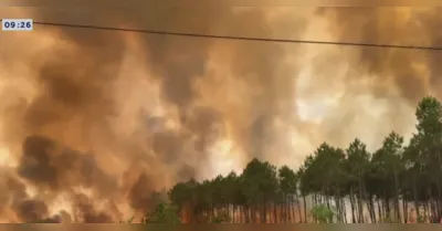 Pelo menos 68 bombeiros ficaram feridos enquanto combatiam as chamas na França.