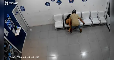 Câmeras de segurança registraram o momento em que ela é abordada por um homem que tenta roubar seu celular