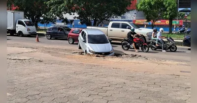 Motorista caiu no buraco ao tentar acessar um posto de combustível.