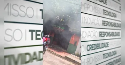 O mercadinho foi totalmente consumido pelas chamas.