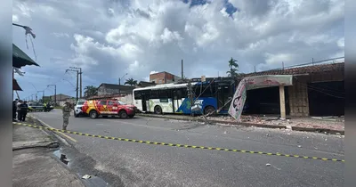 O acidente envolveu um ônibus, um carro e uma motocicleta no inicío da tarde deste domingo (21).