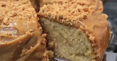 Delicioso bolo de paçoca com cobertura cremosa