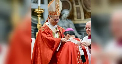 Dom Julio Akamine é agraciado com o Pálio Arquiepiscopal em cerimônia no Vaticano, celebrando sua missão pastoral na Amazônia.
