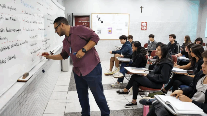 Imagem ilustrativa da notícia: Concurso abre 2 mil vagas imediatas para professor com salário de R$ 7,1 mil