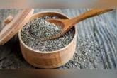 A chia é uma semente rica em fibras e antioxidantes que pode contribuir para a saúde, o controle da saciedade e o equilíbrio do organismo.