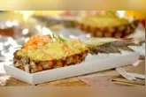O Camarão Tropical é servido dentro do abacaxi e reúne sabores doces e salgados em uma receita prática e sofisticada.
