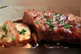Filé Mignon Suíno na Cerveja Preta combina carne dourada e molho encorpado para o almoço de Dia dos Pais.