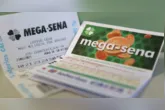 A Mega-Sena sorteia neste domingo (16) um prêmio estimado em R$ 38 milhões para quem acertar as seis dezenas.