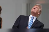 Comandante iraniano afirma que a rota marítima está sob controle do Irã, contrariando Donald Trump, que diz que os EUA mantêm domínio total da passagem estratégica.