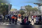 Equipes de resgate atuam em um prédio que desabou em Cali, Colômbia.