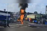 Vídeos feitos por moradores e condutores que passavam pela região mostram o incêndio.