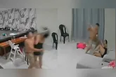 Quando os policiais chegaram, o suspeito estava em uma casa vizinha, onde tentava se justificar para familiares da mulher.