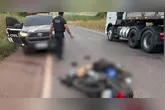 O homem colidiu a motocicleta na lateral do caminhão, caiu e morreu